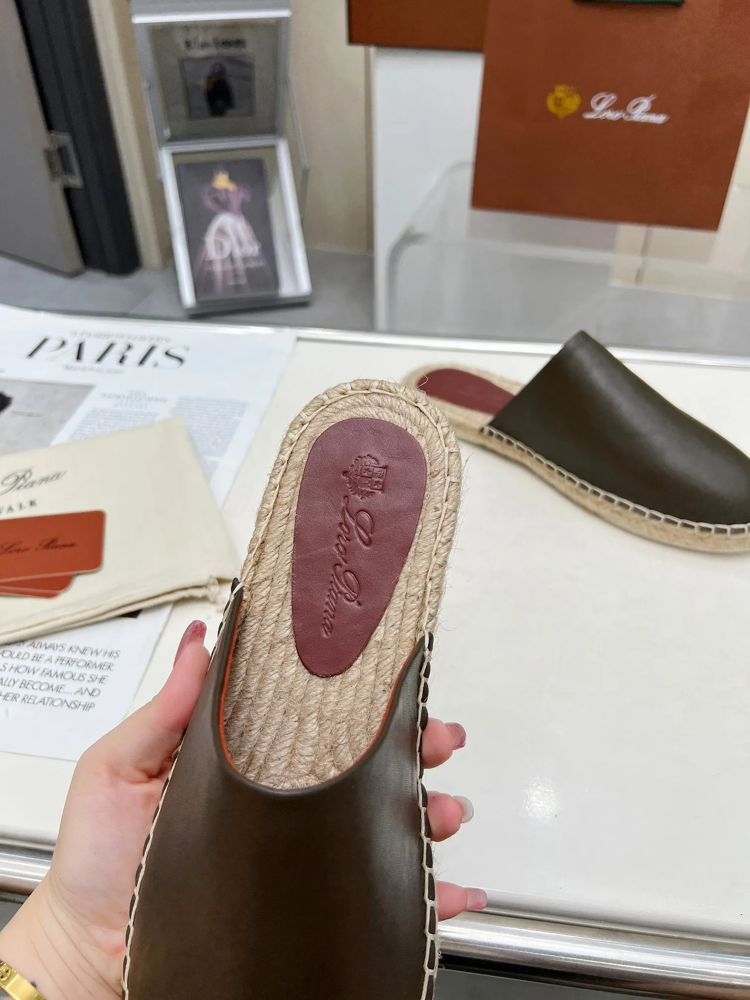 Men's men's shoes 💰520 🧚‍♂️.Loro Piana*👉Top genuine high-end fisherman's shoes and half-drag style👉Buy the original 1:1 copy💯💯💯 Founded the existing Loro Piana company on April 24, 1924. It is now the sixth generation of family business, providing high-quality products to customers who are discerning about taste and quality. ❤️Imported calfskin fabric. The lining is made of A-grade sweat-absorbent and breathable lining. 💯💯💯 Purely handmade. 💯Authentic packaging. Original one-to-one molded outsole. The favorite sandals of Middle Eastern tycoons. Code number: 39-46.